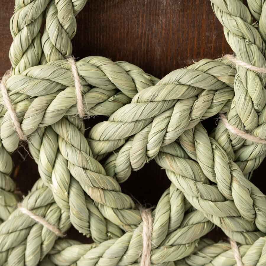 家内安全を願うための祝結び。右縄と左縄で、「しっかりと結びつく」さまを表現。