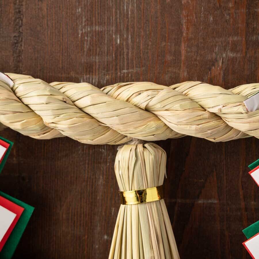 玄関や神棚に。3つの房のシンプルなしめ縄です。