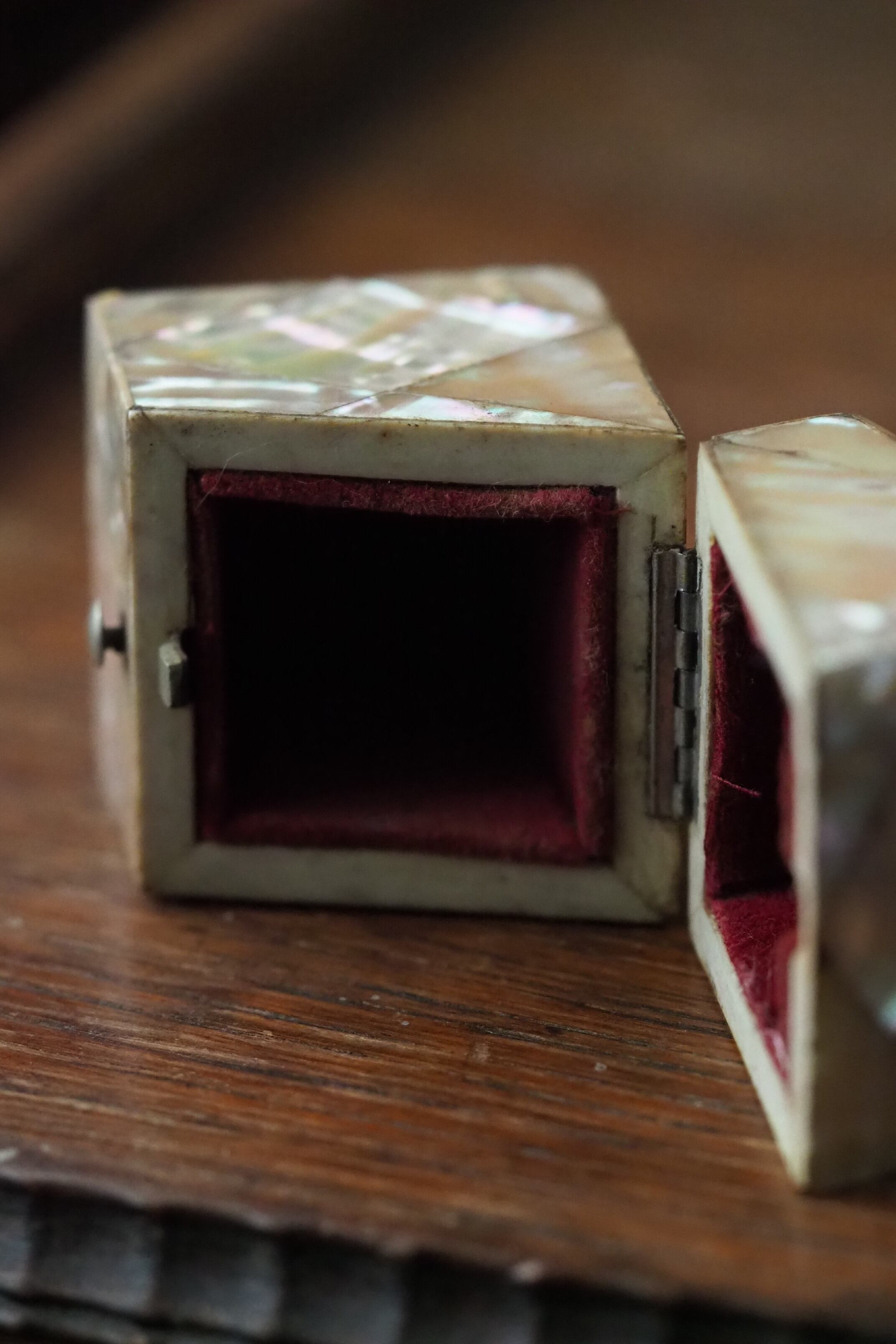 香水瓶が入ったマザーオブパールの小箱-antique shell box in perfume