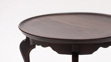 【天板フチ付】自然な曲線状のフチが付いているため、上に物を載せたまま持ち上げても安定しています。