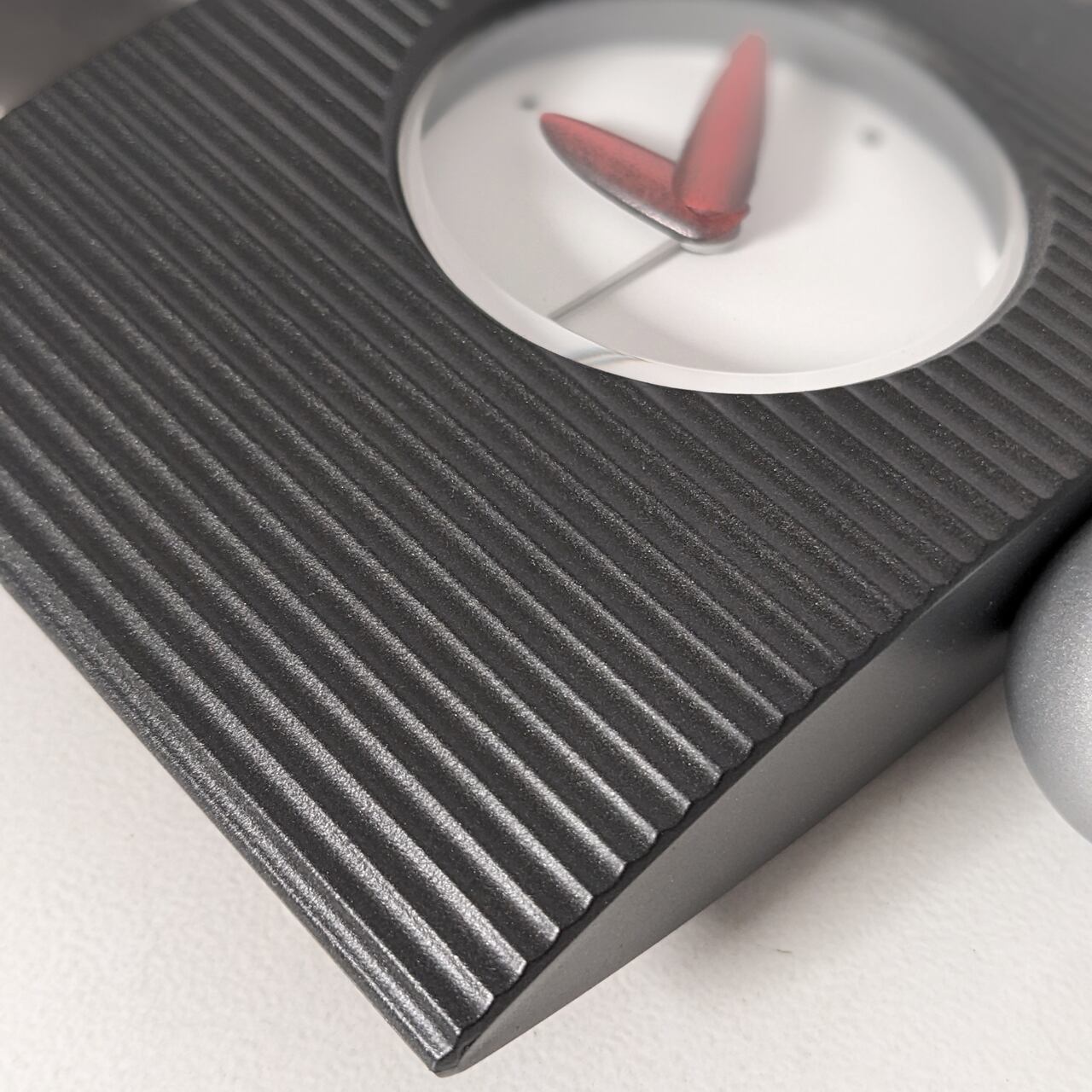 質感つや消し。色は黒っぽいグレーに細かめのメタリック粒子