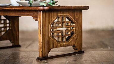 【揺れのない快適さ】側面の印象的な八角模様と、両足をつなぐ作りにより安定感を実現しています。