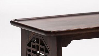 【天板フチ付】自然な曲線状のフチが付いているため、上に物を載せたまま持ち上げても安定しています。