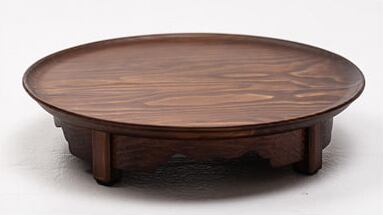 【エレガントな文様】円形ソバントレイならではの優雅な文様が特徴的です。