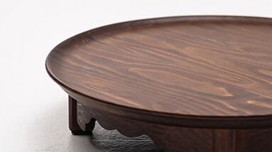 【天板フチ付】自然な曲線状のフチが付いているため、上に物を載せたまま持ち上げても安定しています。