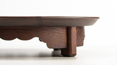 【ヒールのある脚】一般的なトレイに比べて高さがあるため、バランス感や安定感に優れています。