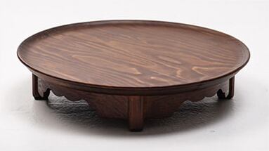 【天然木製の天板】無垢材ならではの年輪をそのまま残しつつ、安定感を実現しました。