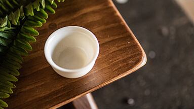 【角のないデザイン】伝統的な組み立て技法で角がなく作られているため、小さなお子様にも安全です。