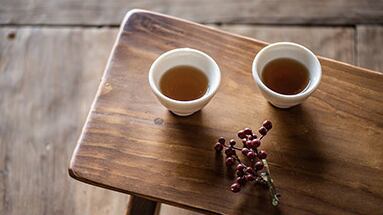 【天然木製の天板】無垢材ならではの年輪をそのまま残しつつ、安定感を実現しました。