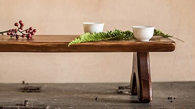 【丸木脚】天板と同じ材質で、頑丈で丈夫に作られています。