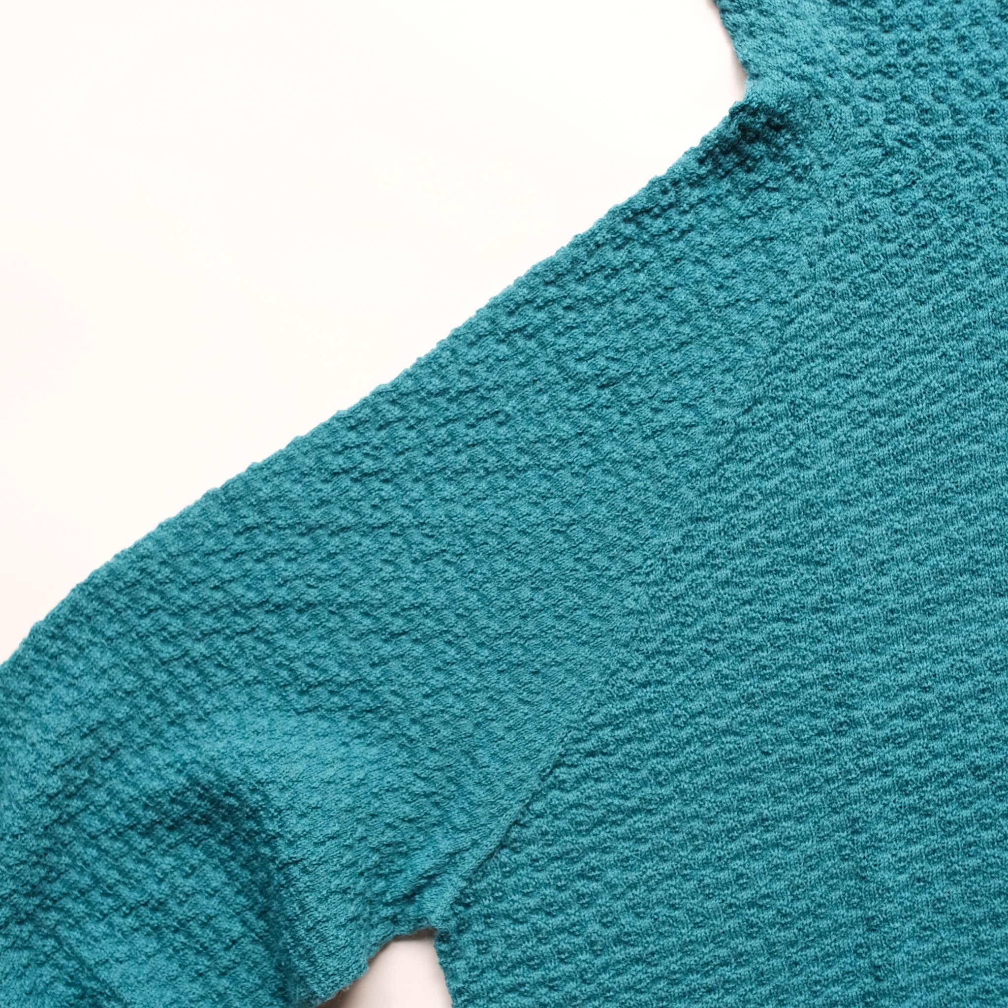 縫い目は極力少なく、肩はフラットシーム