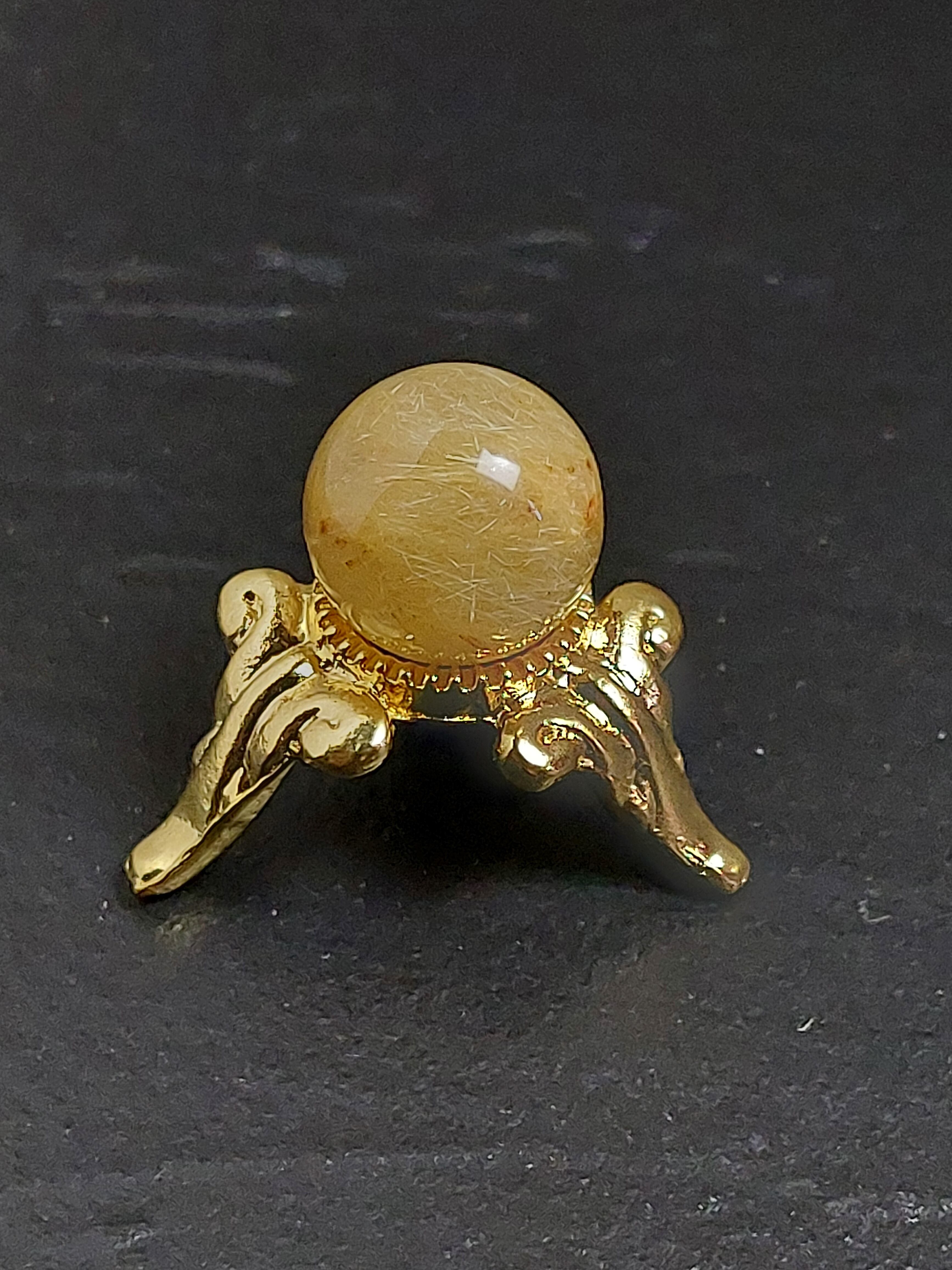 ルチルクォーツは金運を招く石として、男女問わず人気があります。