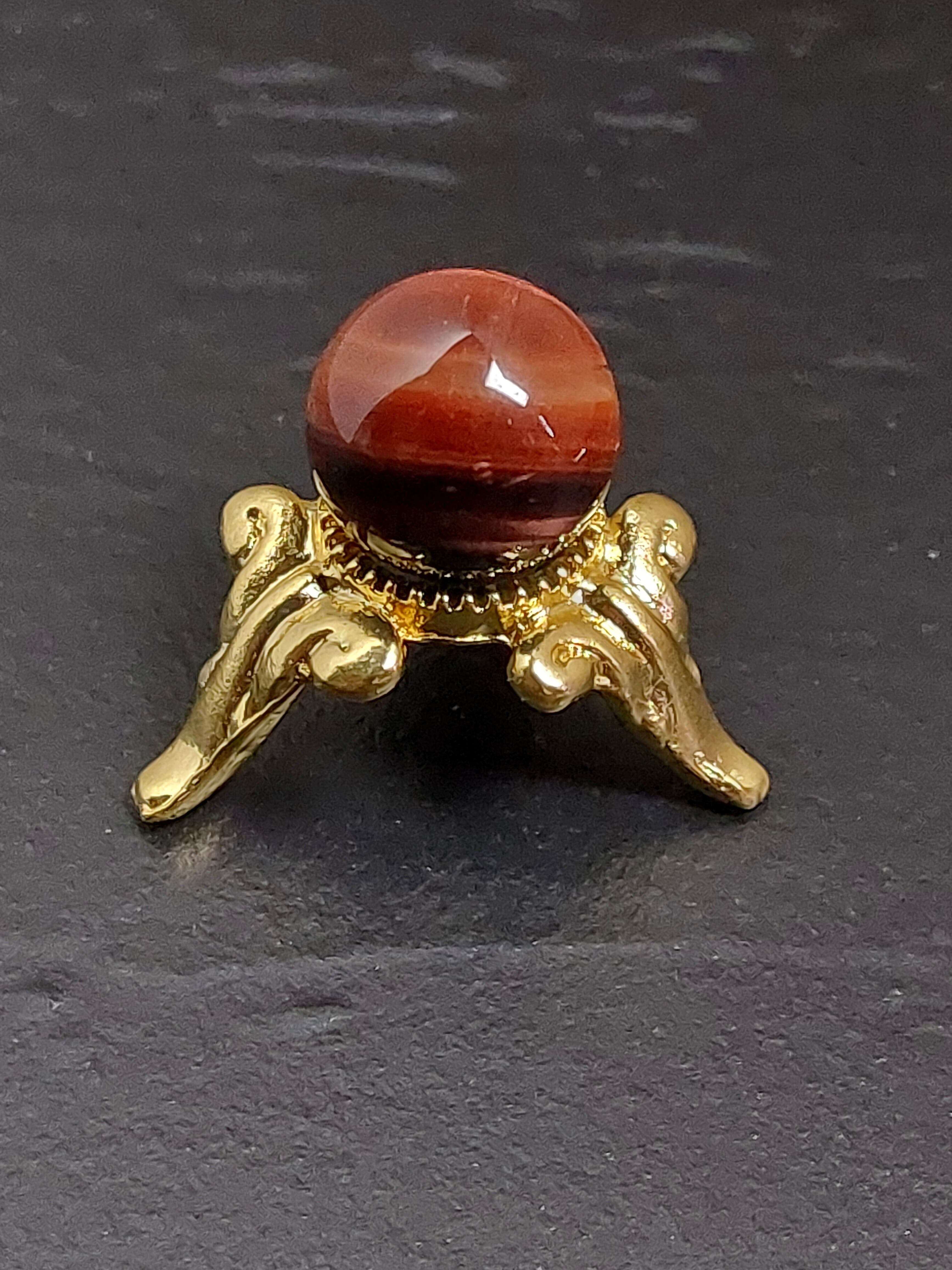 仕事運や金運を高めて願望の成就をサポートしてくれる【レッドタイガーアイ】。とても美しい天然石です✨