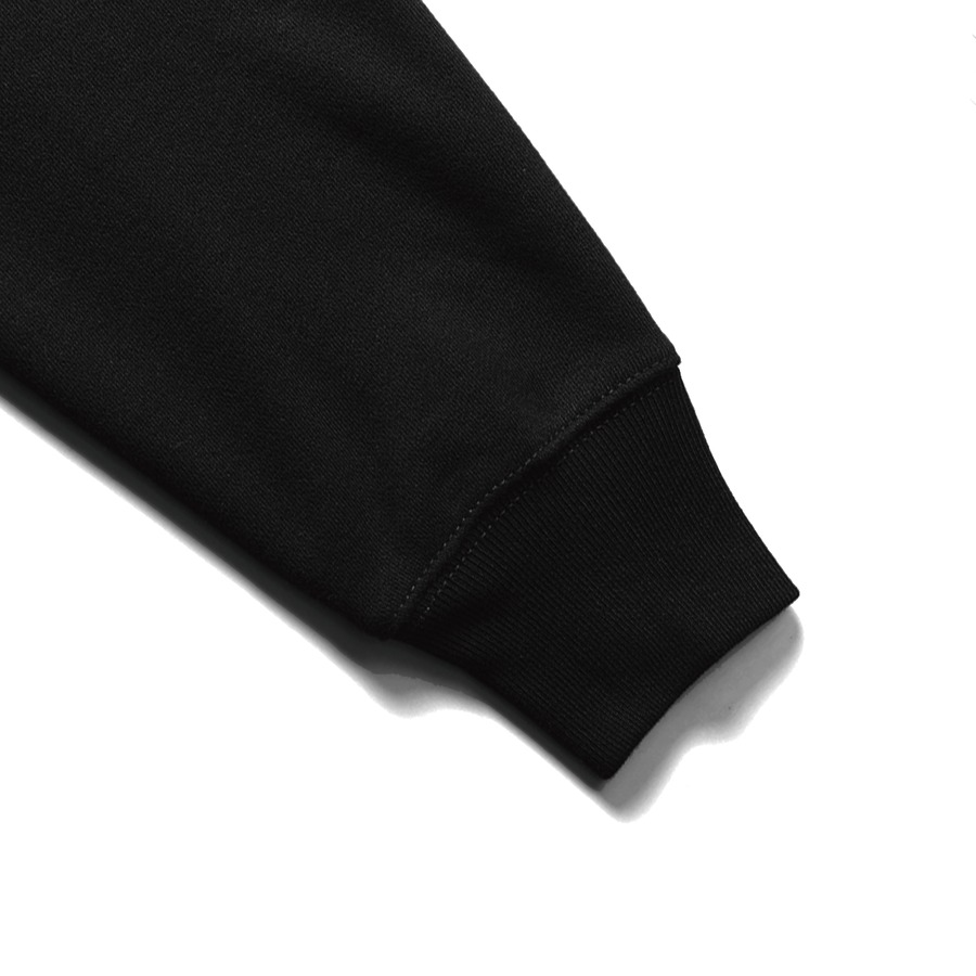 袖口はWステッチで伸縮性のあるリブ仕様が、寒いストリートシーンでの風の侵入を防いでくれます。