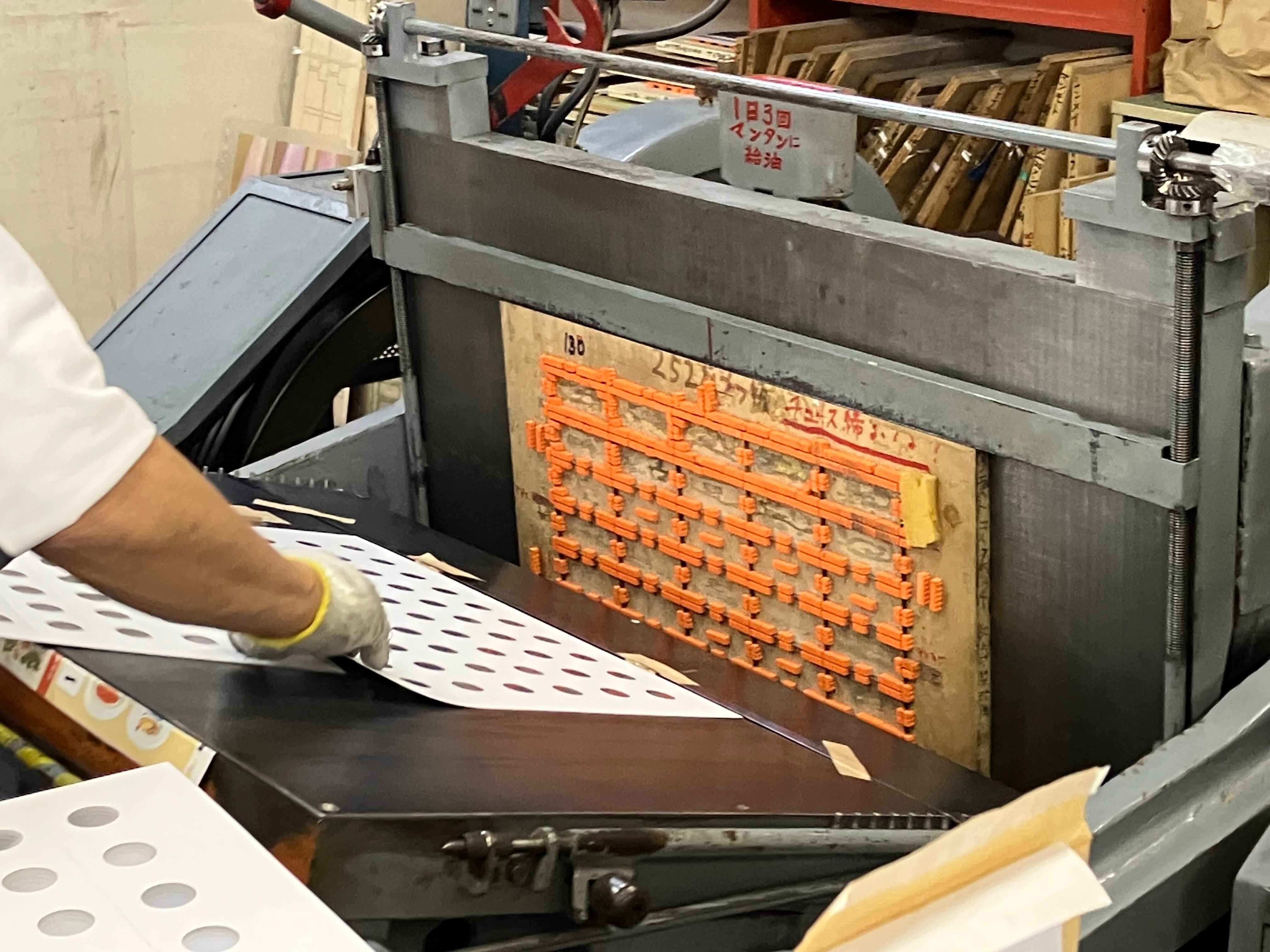 紙が厚く、手動の機械を使用して型抜きをしていきます