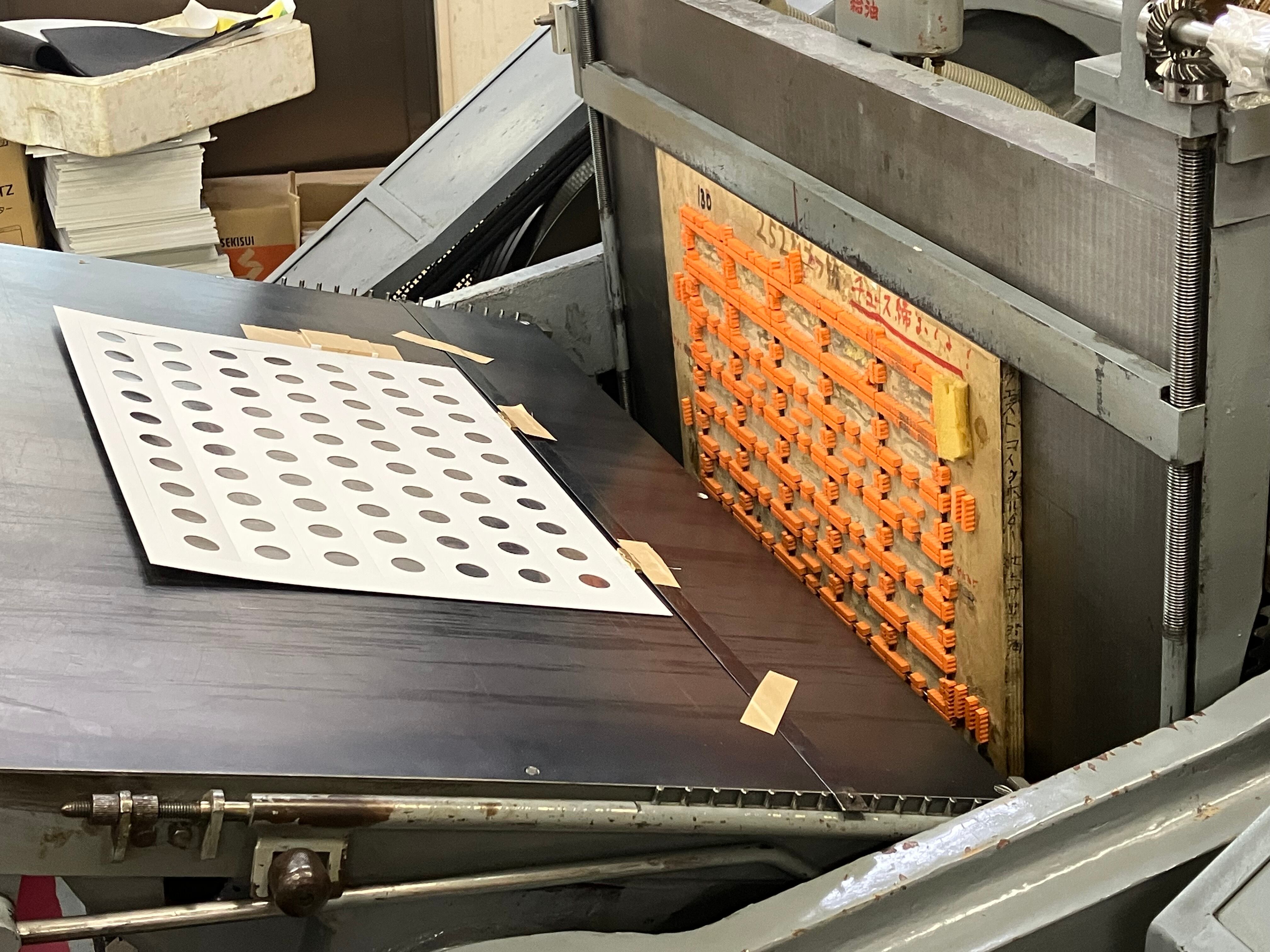 １回目の型抜き後、フィルムを貼ってからさらに２回目の型抜きをします