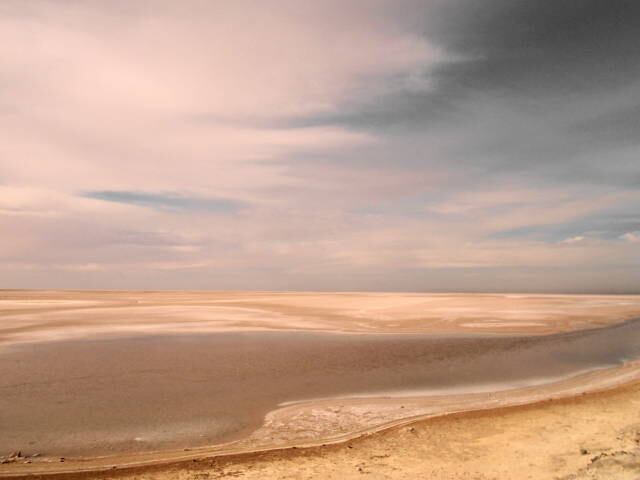 晴れ間ののぞく空の下