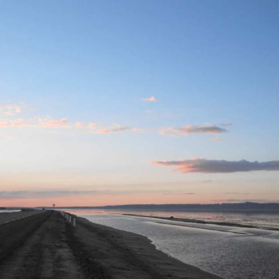 隣町へ塩湖を突き抜ける夕暮れの町