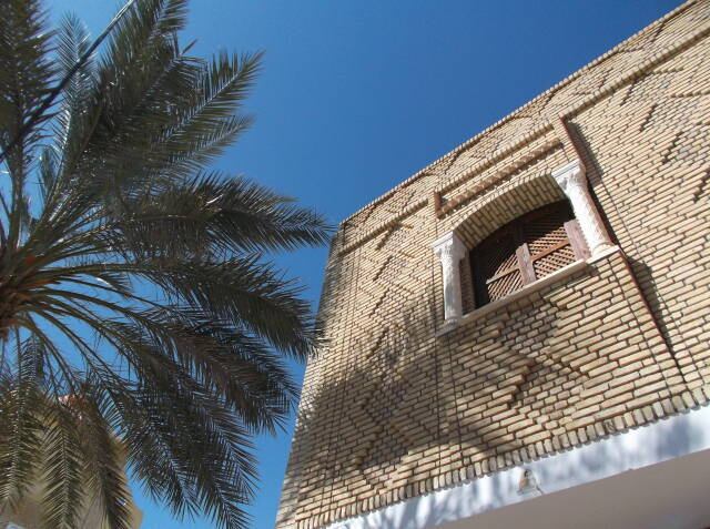 ヤシの木と煉瓦の幾何学模様が異国情緒を誘うオアシスの町
