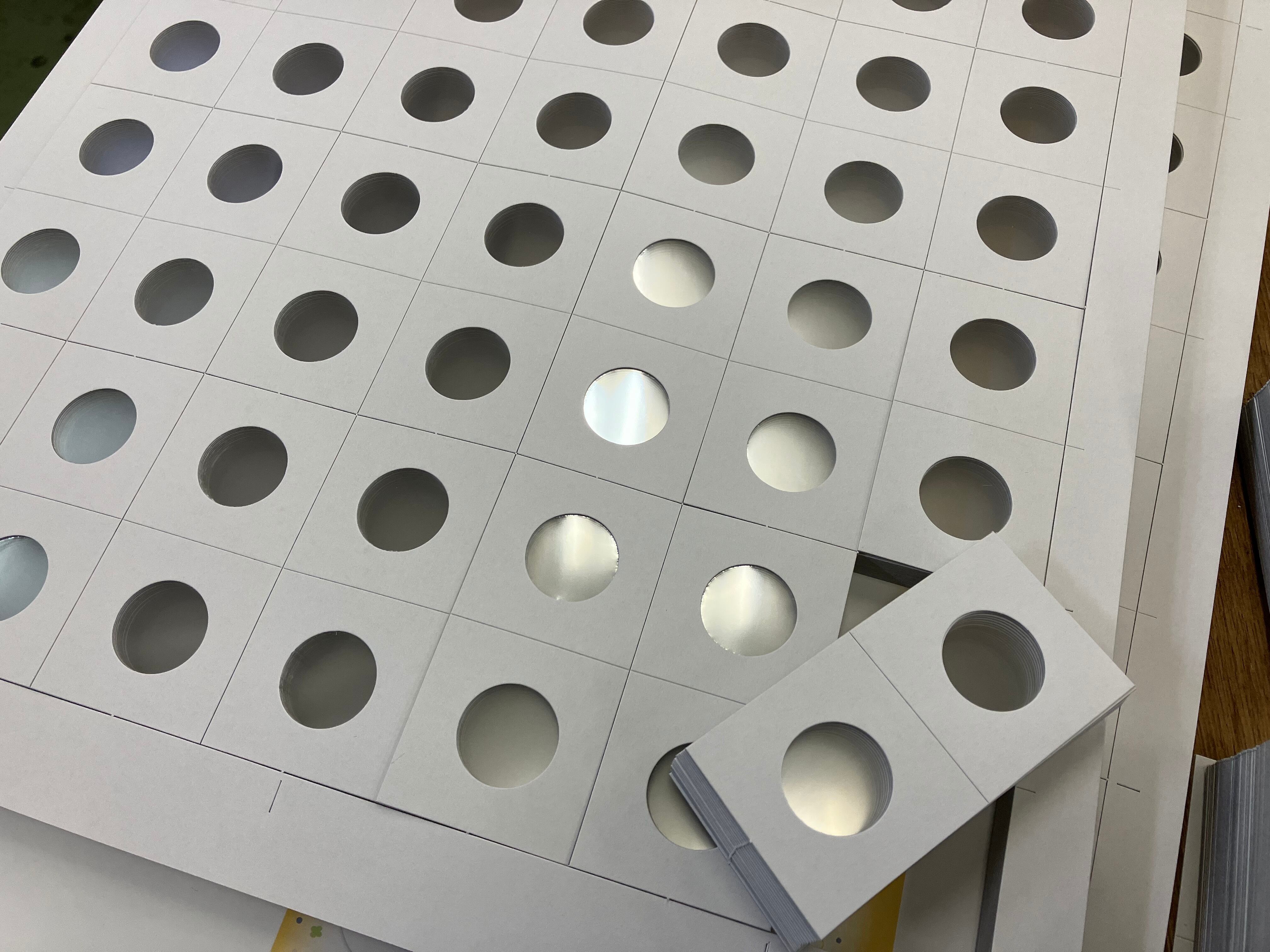 型抜き後、１枚ずつ製品を切り離します