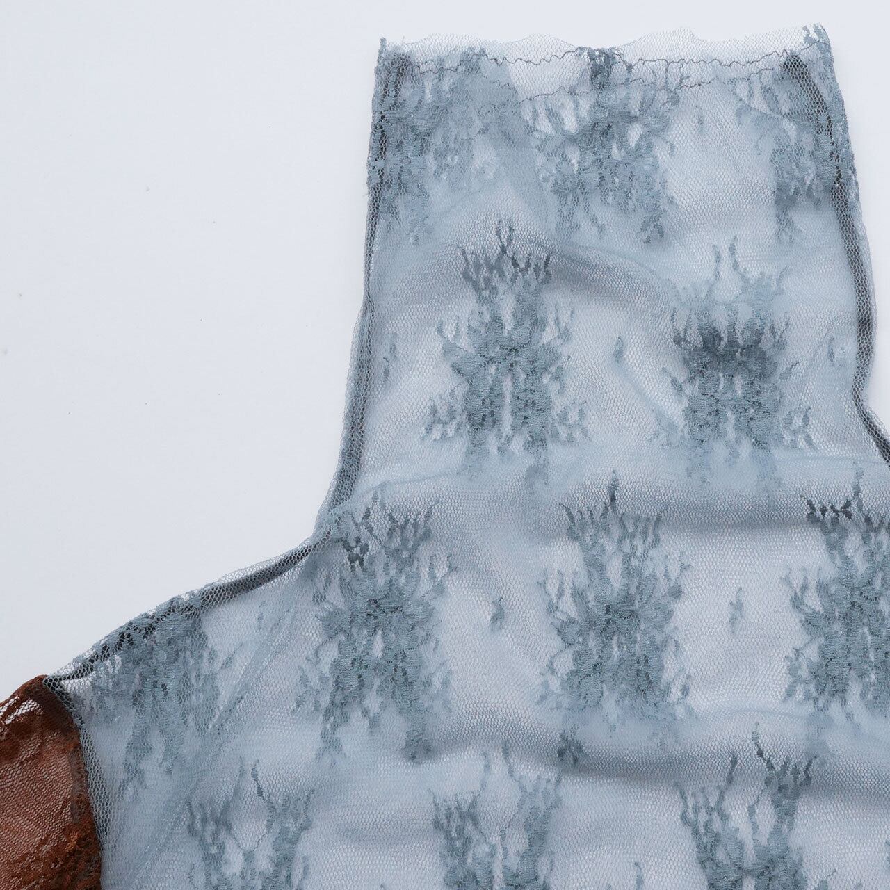 裾、衿、袖口は折り返しなしの捨てミシン仕様