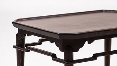 【天板フチ付】自然な曲線状のフチが付いているため、上に物を載せたまま持ち上げても安定しています。