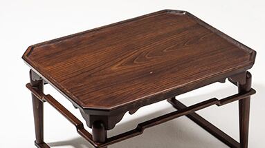 【天然木製の天板】天然木材の天板と精巧な継ぎ目で脚を繋ぎ合わせ、優雅さを強調しています。