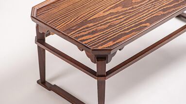 【天然木製の天板】天然木材の天板と精巧な継ぎ目で脚を繋ぎ合わせ、優雅さを強調しています。