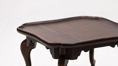 【天板フチ付】自然な曲線状のフチが付いているため、上に物を載せたまま持ち上げても安定しています。