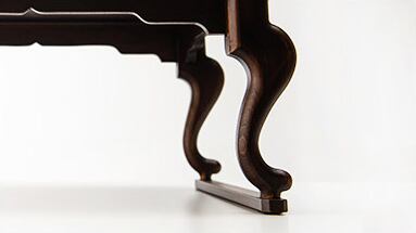 【曲線美を生かした脚】曲線美を生かした両足を繋ぐことにより、安定感と頑丈さを実現しています。