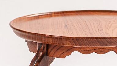 【天板フチ付】自然な曲線状のフチが付いているため、上に物を載せたまま持ち上げても安定しています。