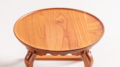 【天然木製の天板】天然木材で仕上げた天板と足に曲線美を活かすことで、柔らかさを強調しています。