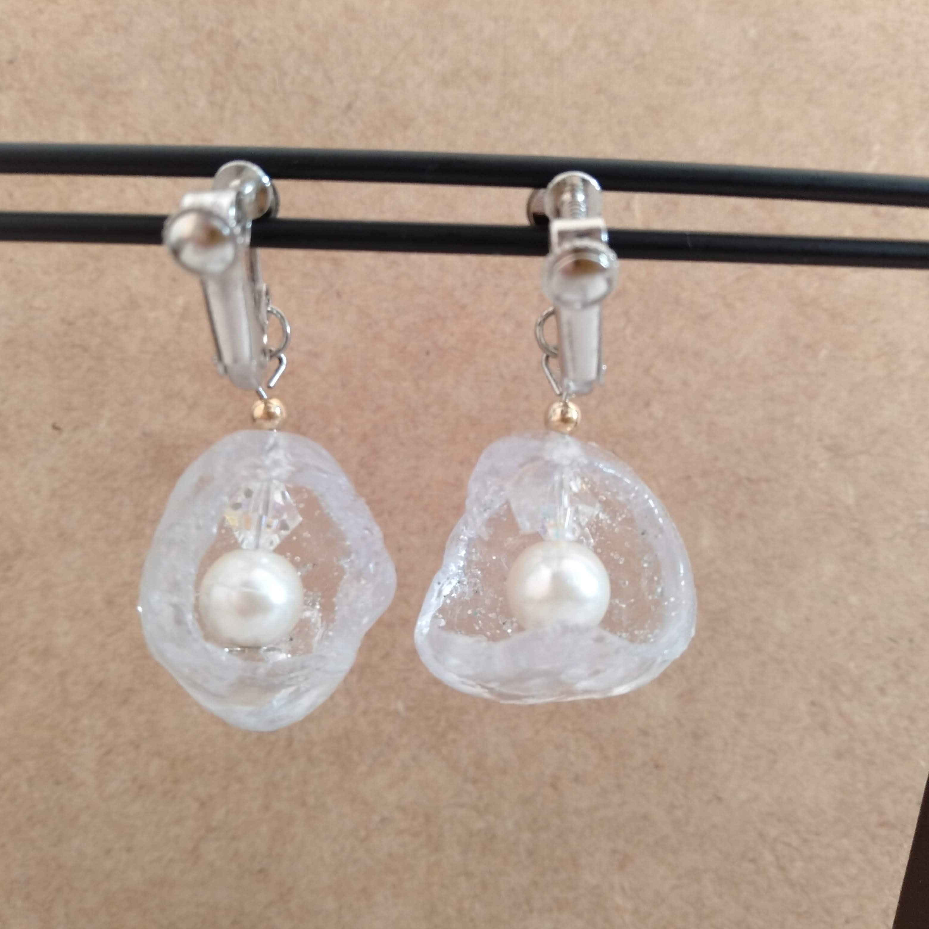 月の中にクリスタルとパールのビーズが輝きます