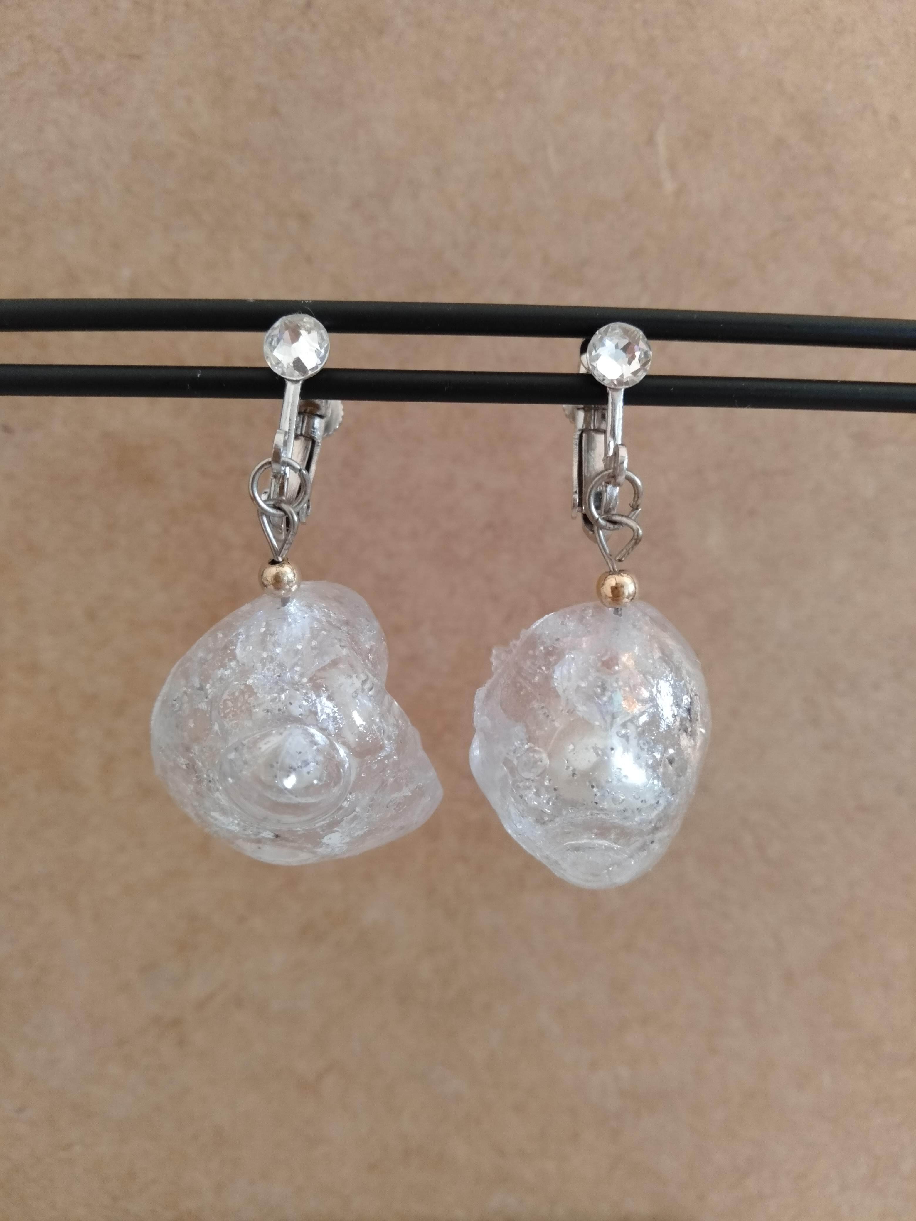 表面にクレーターが見えます