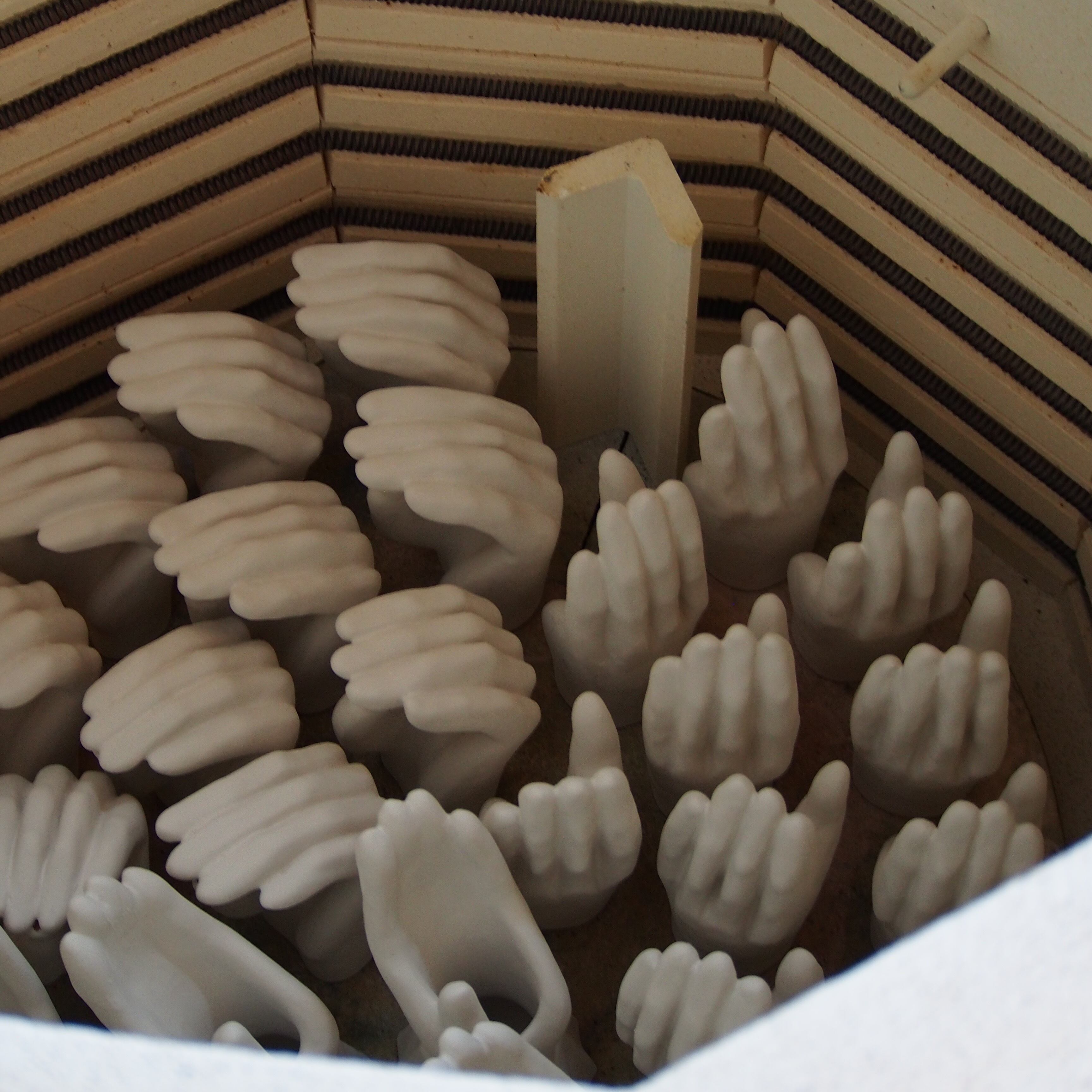 窯詰めしたら、本焼きです