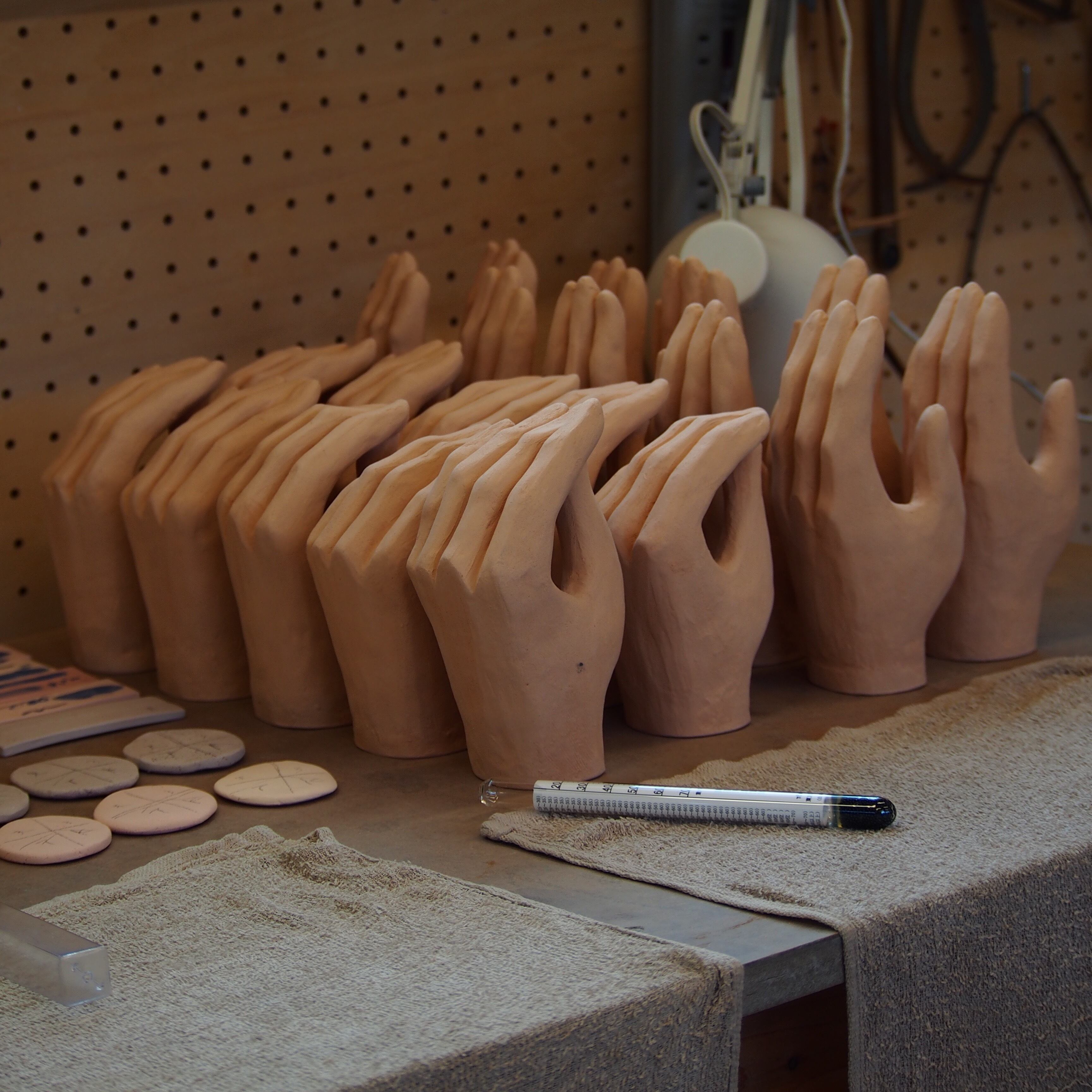 素焼き後、これから釉薬をかけます