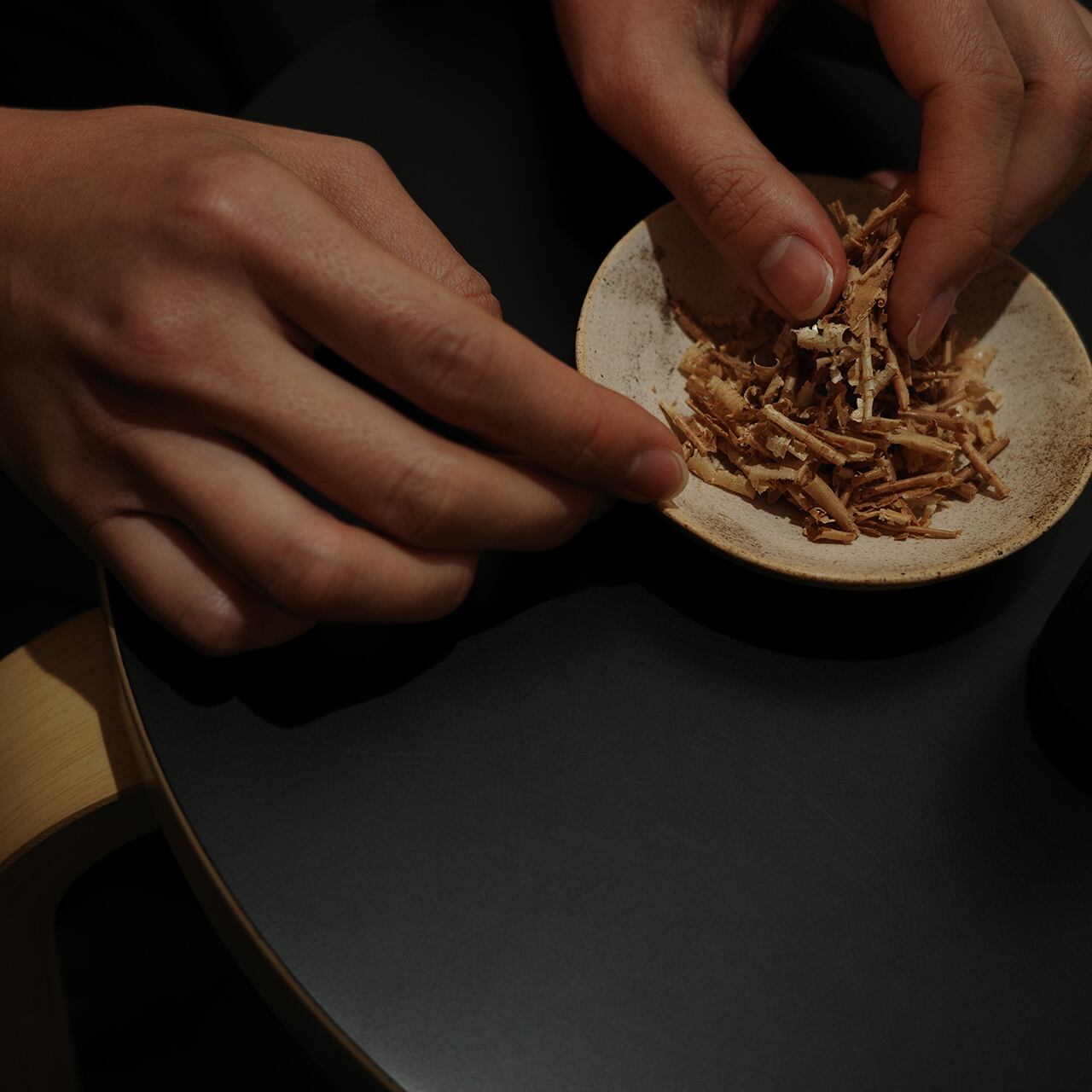 まず、器に木屑を盛ります