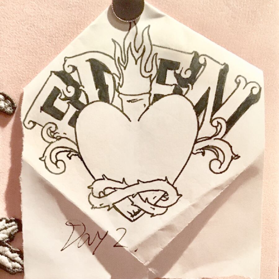 最初の図案描きの際はハートは無地でした。