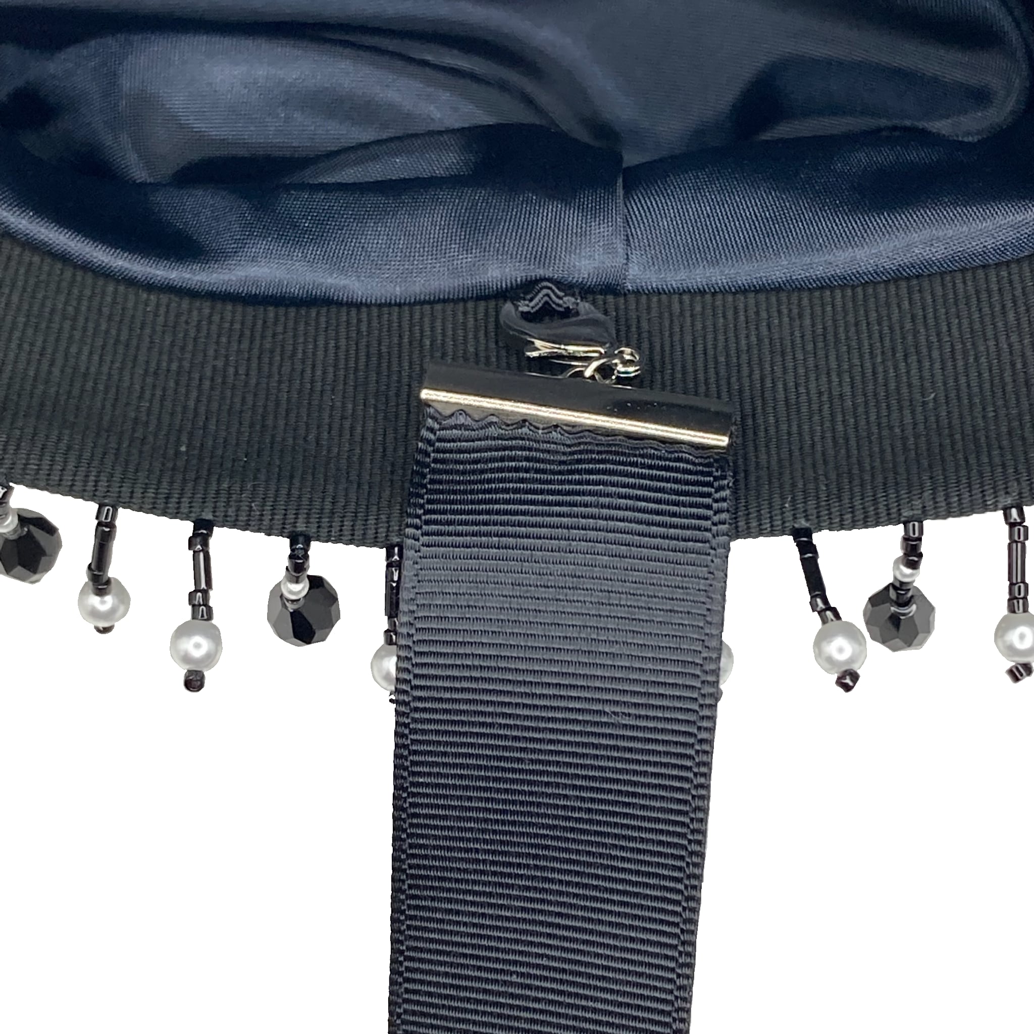 カニカンを帽子のタブに掛けるとセット完了！