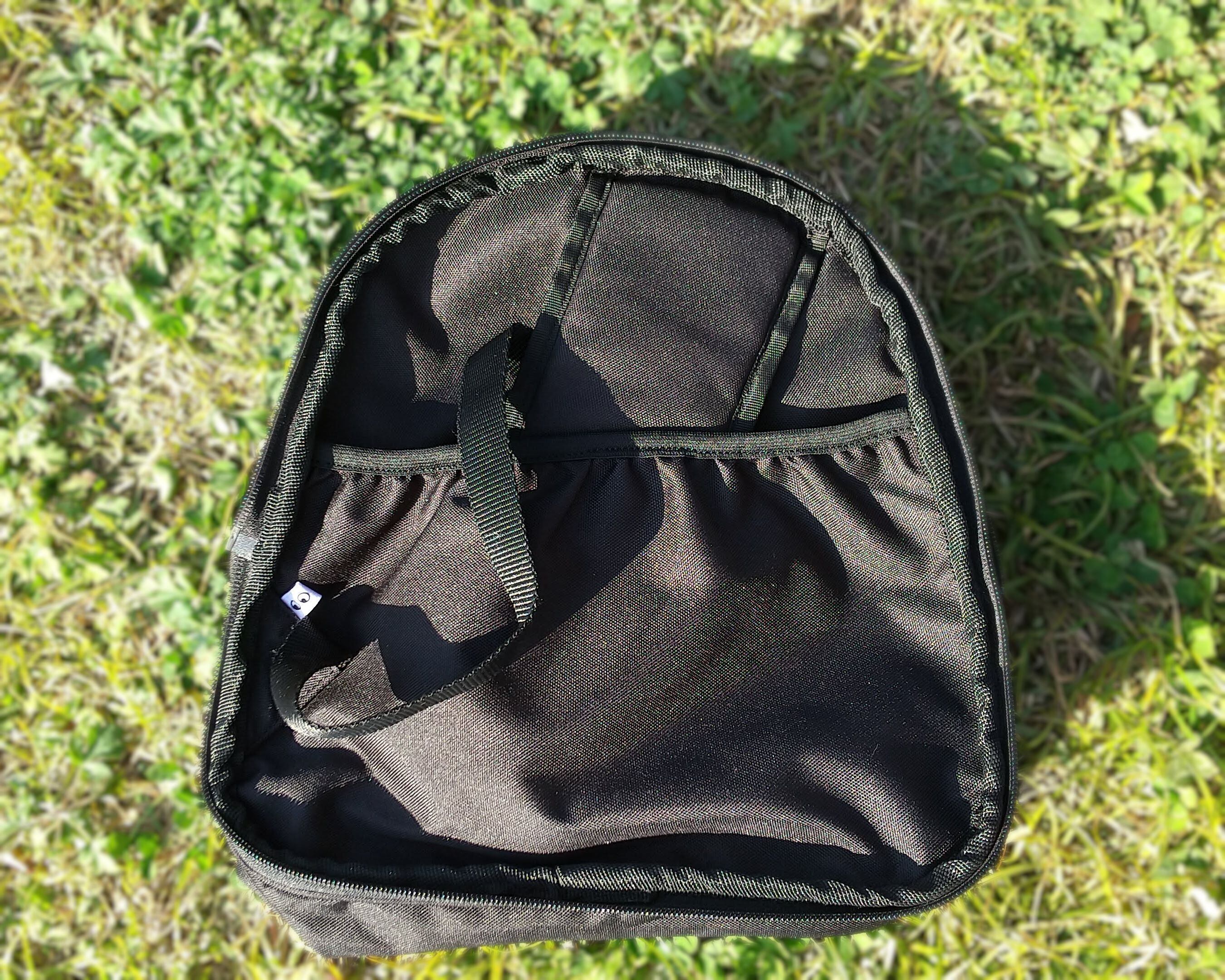 元に戻すときは、ショルダーストラップを収納ポケットにしまい込んで下さい