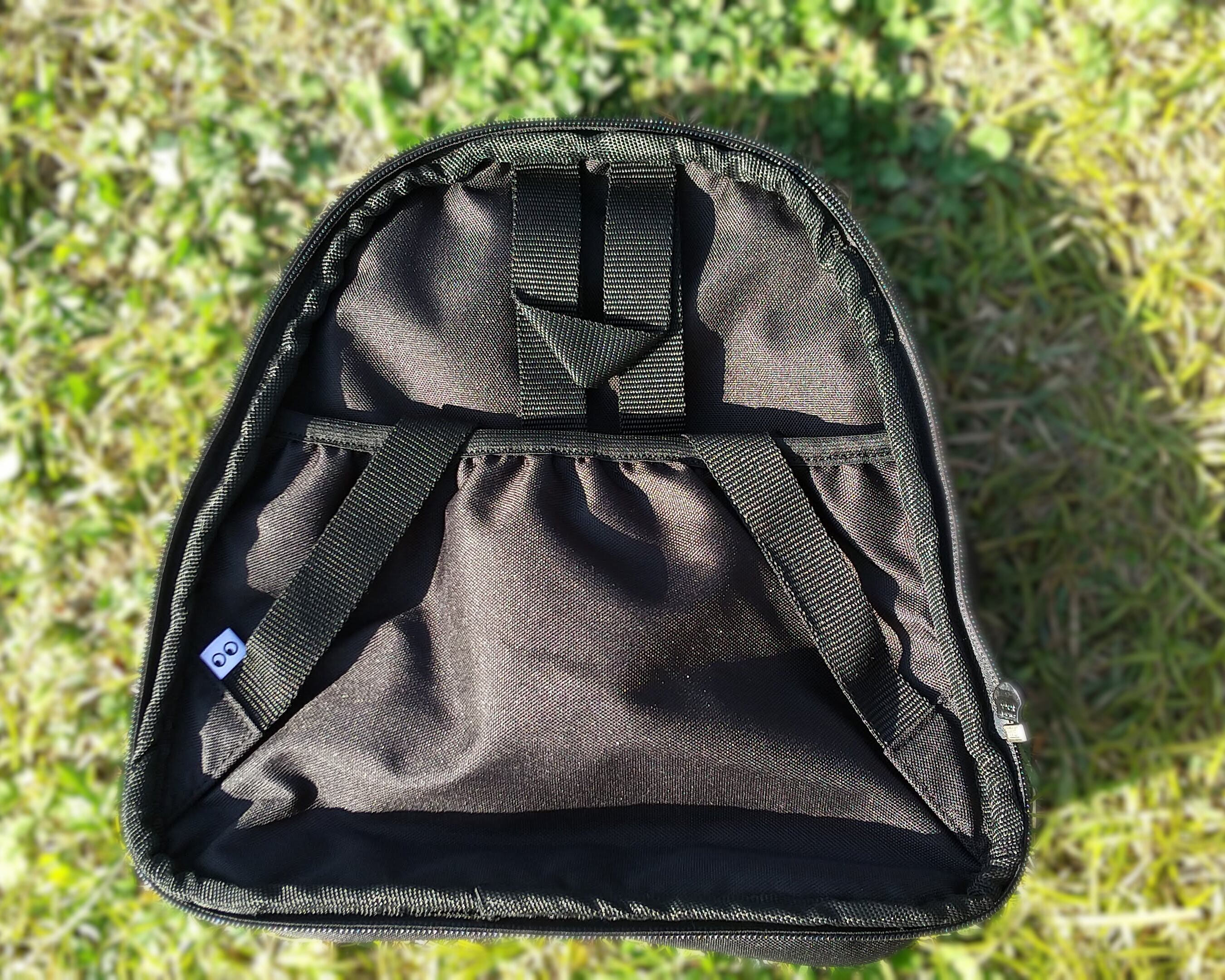 元に戻すときは、ショルダーストラップを収納ポケットにしまい込んで下さい