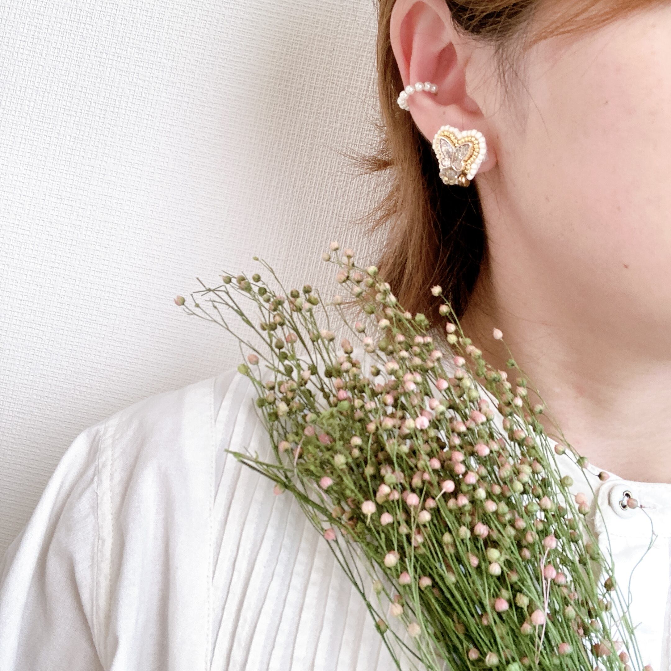 パールのイヤーカフとあわせてさらにガーリーに。