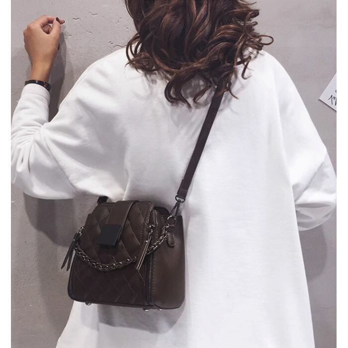 ダークブラウン