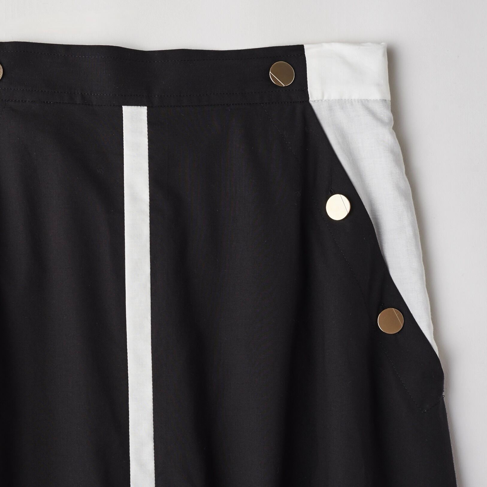 DiDi Guranjie ボタン付き 配色ラインスカート（黒×オフ白） | DiDi