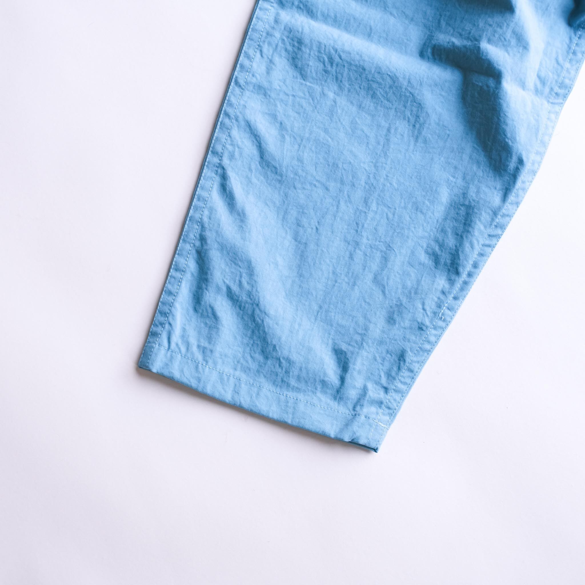 裾に向けてテーパード、すっきりと履ける