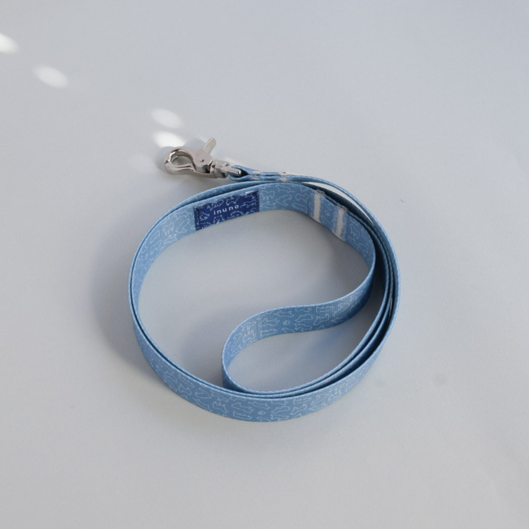 柴犬の日常を切り取った北欧デザインのブルー。