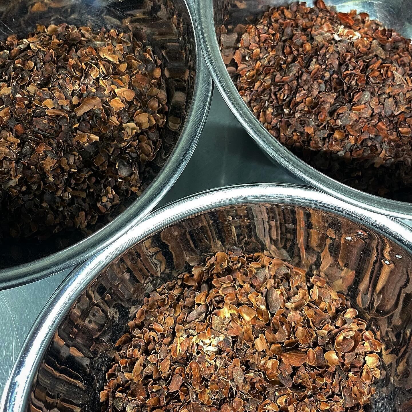 無農薬のカカオハスク（種皮）を、いろいろな産地のカカオでテイスティングします。