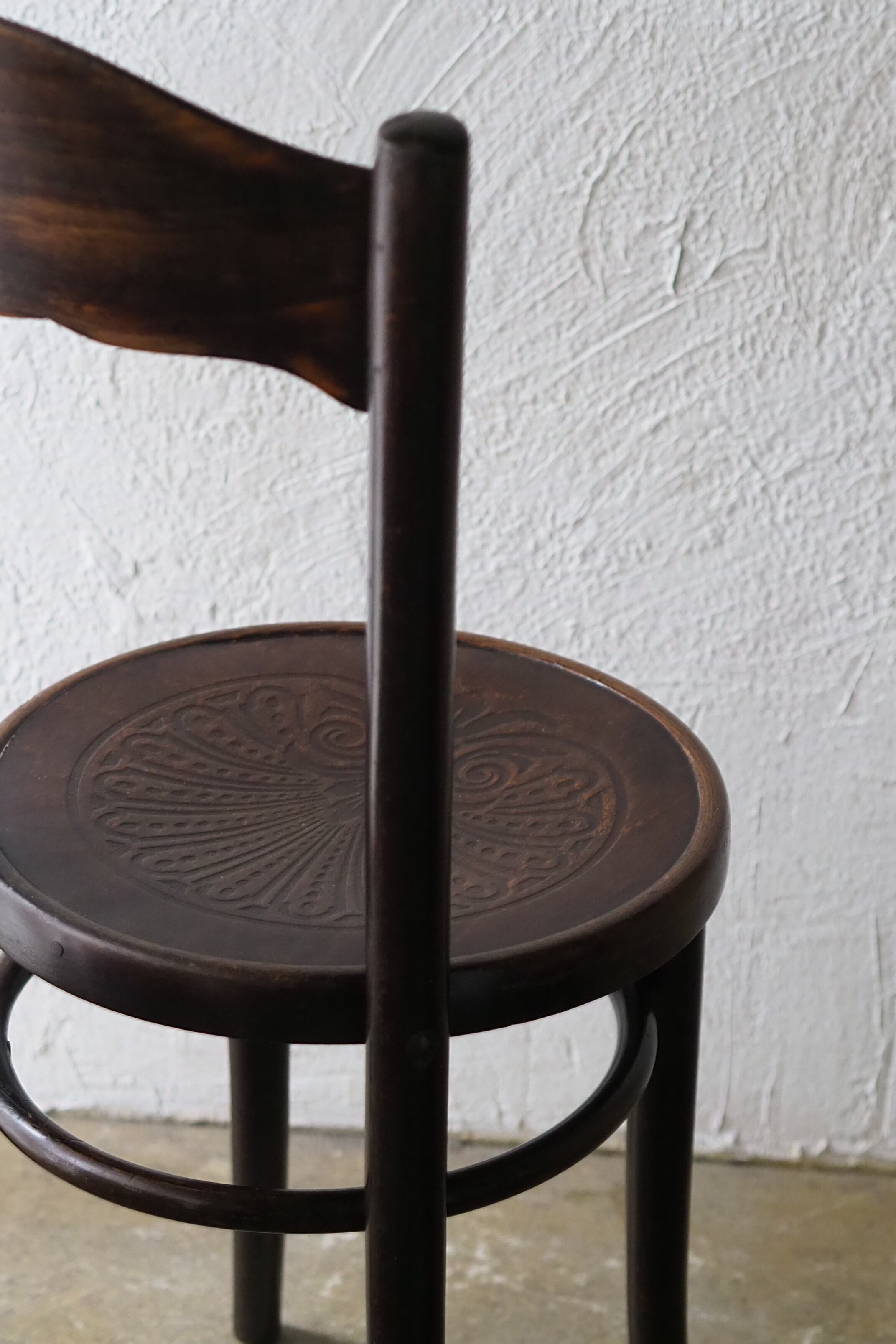 エンボス模様のベントウッドチェア-antique bent wood chair