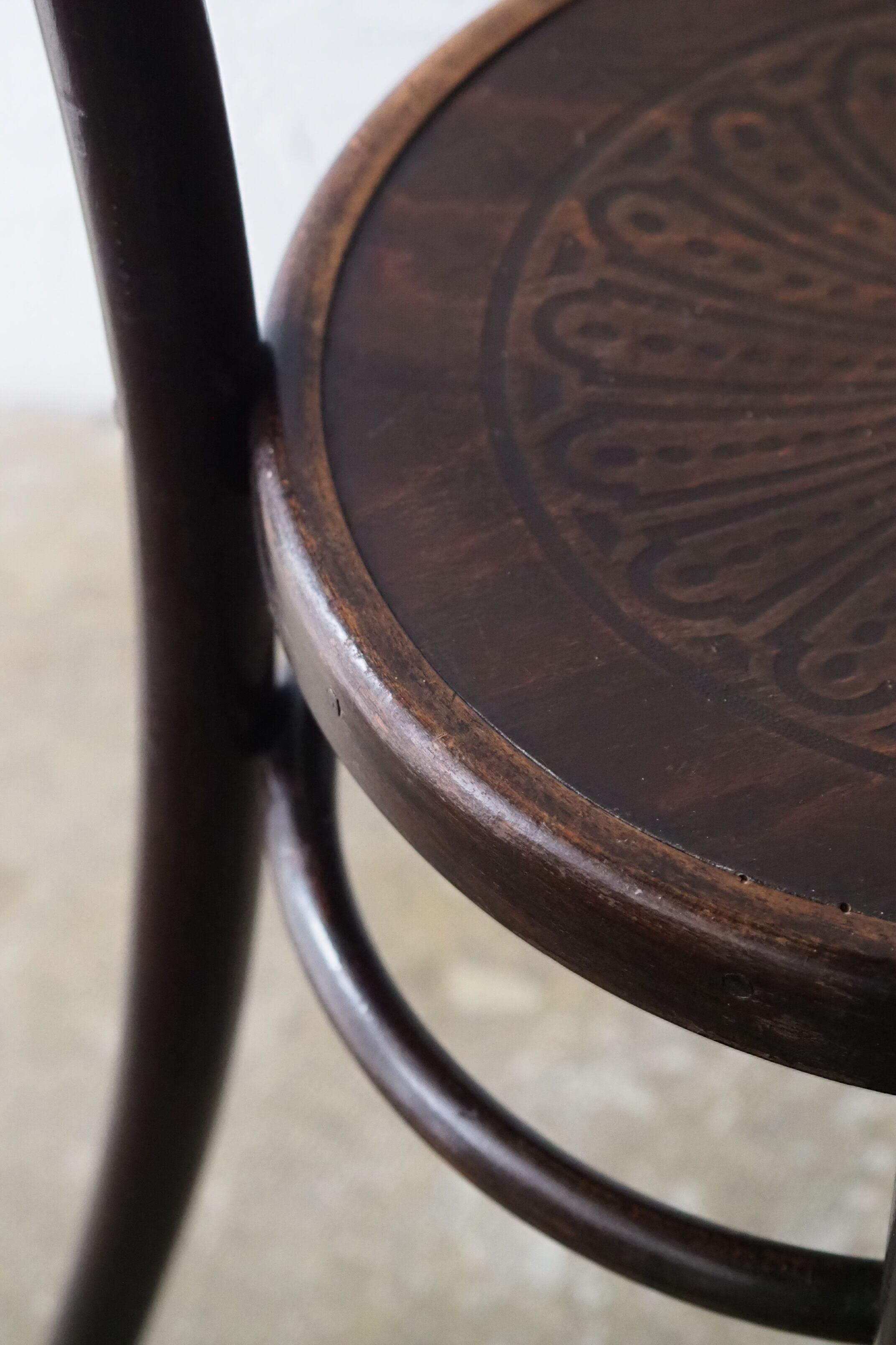 エンボス模様のベントウッドチェア-antique bent wood chair