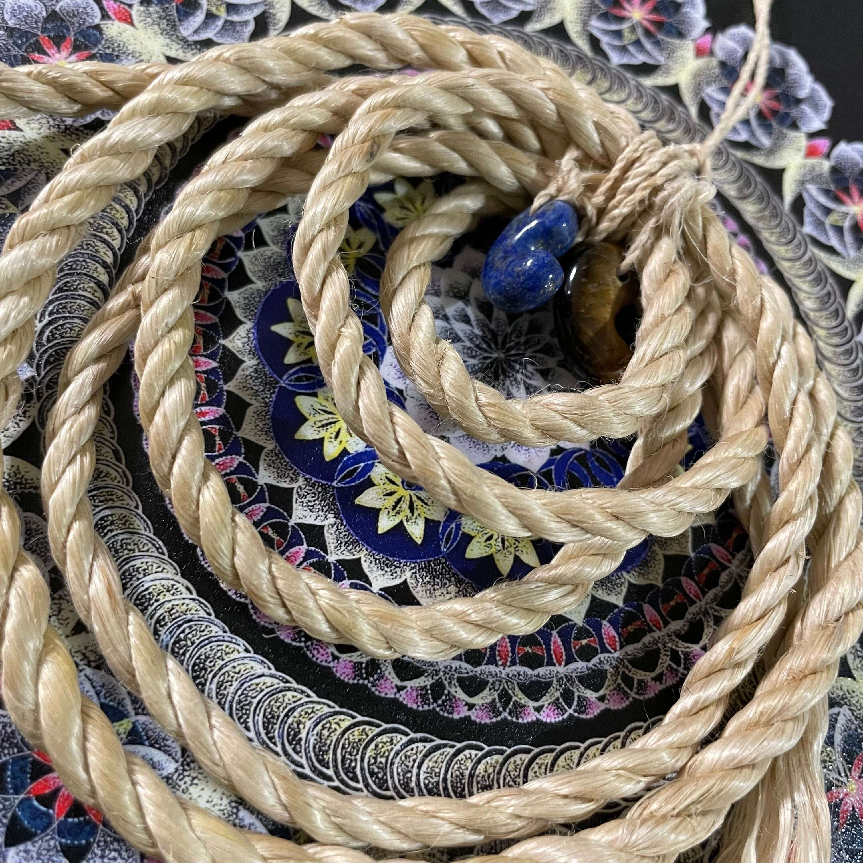 天然石の勾玉はラピスラズリとタイガーアイ